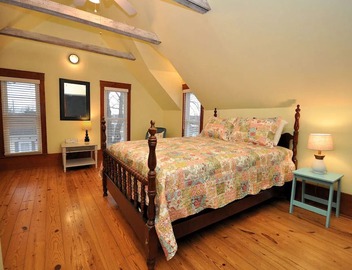 Romantic Historic Cottage in the Ozarks! 3