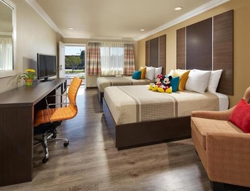Unforgettable Stay w/Outdoor Pool, Near Attractions, Steps to Disney! 5