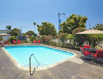 Unforgettable Stay w/Outdoor Pool, Near Attractions, Steps to Disney! 4