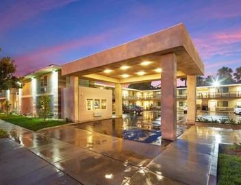 Unforgettable Stay w/Outdoor Pool, Near Attractions, Steps to Disney! 4
