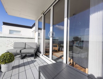 The View - fantastic harbour views to Hengistbury Head and Mudeford Quay. 4