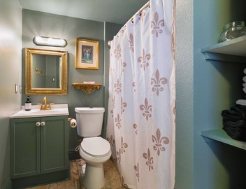 Charming Creole cottage safe, parking, privacy, fenced family friend or groups, 4