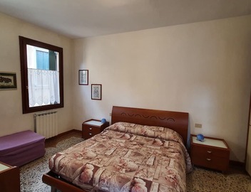 Second floor apartment with balcony and canal view IT027042C23ZLO5K7X 3