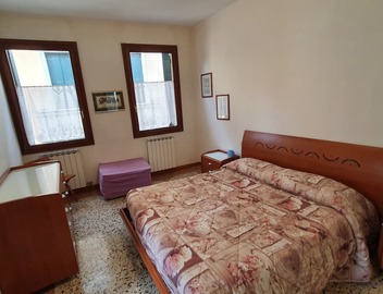Second floor apartment with balcony and canal view IT027042C23ZLO5K7X 5