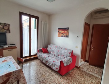 Second floor apartment with balcony and canal view IT027042C23ZLO5K7X 4