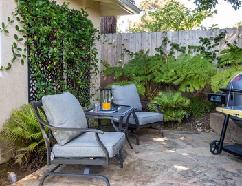 Stunning, Pvt Lux Home-Modern Vibe-King Bed, Jacuzzi, Fire Pit, BBQ, Much More! 3