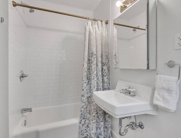 Charming Apt Close to the Garden District, Wi-Fi, Off-Street Parking, and More! 2