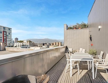 The Zen Loft: Shared Rooftop Bliss with City Views 4
