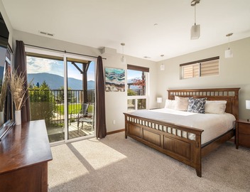 Stunning Poolside Condo - Wineries - Lake - Marina 2