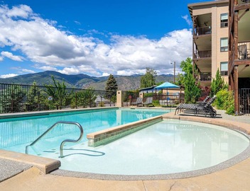 Stunning Poolside Condo - Wineries - Lake - Marina 4