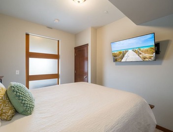 Stunning Poolside Condo - Wineries - Lake - Marina 3
