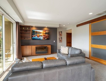 Stunning Poolside Condo - Wineries - Lake - Marina 4