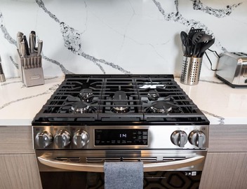 COZY URBAN RETREAT: NEWLY REMODELED 1BR NOHO APARTMENT w/FENCED PATIO (p60) 4