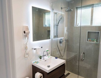 COZY URBAN RETREAT: NEWLY REMODELED 1BR NOHO APARTMENT w/FENCED PATIO (p60) 4