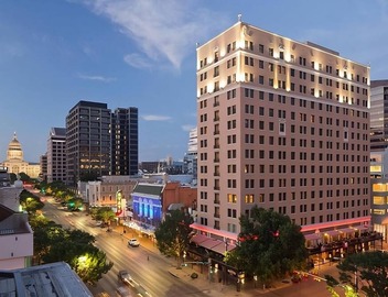 See Iconic Attractions! Elegant Suites Near Theatre and Park! Pets Allowed Here! 2