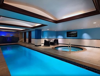 See Iconic Attractions! Elegant Suites Near Theatre and Park! Pets Allowed Here! 3