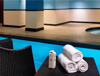 See Iconic Attractions! Elegant Suites Near Theatre and Park! Pets Allowed Here! 4