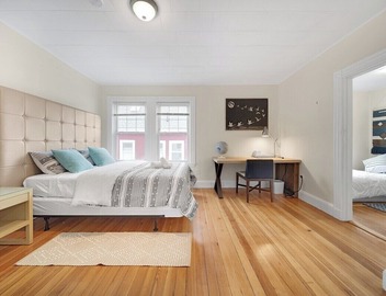 5BR 2BTH Bright & Spacious Apt in Brighton 4