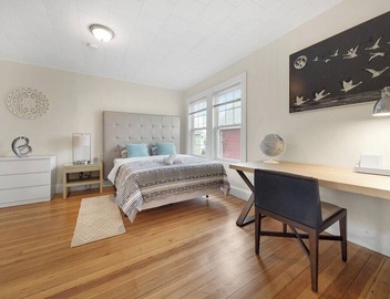 5BR 2BTH Bright & Spacious Apt in Brighton 2