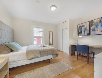 5BR 2BTH Bright & Spacious Apt in Brighton 3