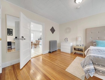 5BR 2BTH Bright & Spacious Apt in Brighton 5