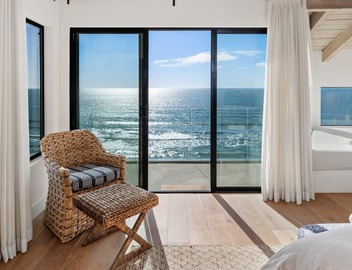 Oceanfront 3BD Penthouse. Pool Spa Pickleball and a short walk to all! 2