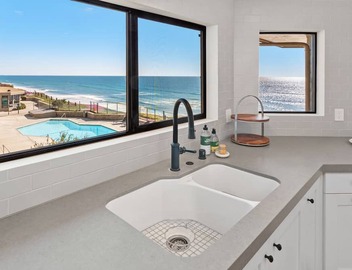 Oceanfront 3BD Penthouse. Pool Spa Pickleball and a short walk to all! 2