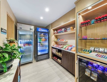 Hotel Near Van Nuys Golf Course! Pets Welcome, Outdoor Pool, Shuttle Service! 4