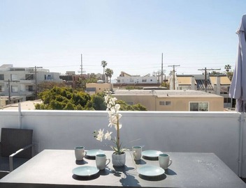 Bright 5 bdroom 3 bath w/Rooftop Deck by the Beach 5