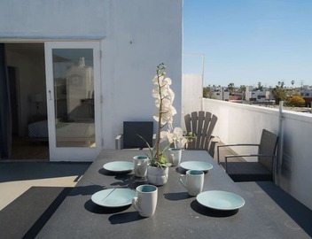Bright 5 bdroom 3 bath w/Rooftop Deck by the Beach 2