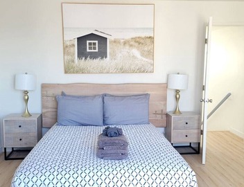 Bright 5 bdroom 3 bath w/Rooftop Deck by the Beach 2