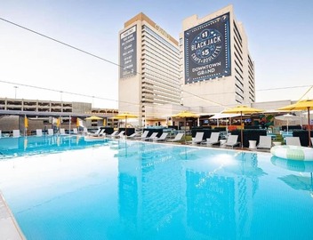 Minutes Away from The Neon Museum! FREE Parking, Rooftop Pool, Onsite Casino 4
