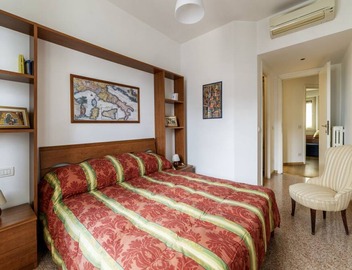 GuestHost - Cozy apartment of 90 sqm, can accommodate up to 5 people, located on the sixth floor of a building with a lift (NOT suitable for disabled people).The property is located in an area well connected by public transport, the metro line B Piramid 5