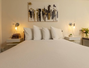 Standard Queen Room with Ensuite Bathroom 4