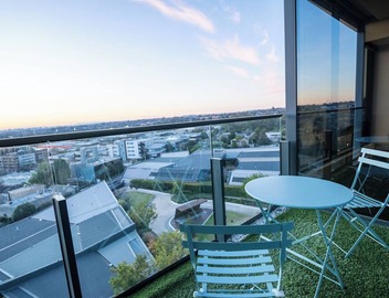 Sunset city views from a top-floor stay with pool, gym, sauna, garden and secure parking. Supermarket and dining on-site. Close to parks, beaches, universities and shopping—great for business trips, family visits or Melbourne getaways. 5