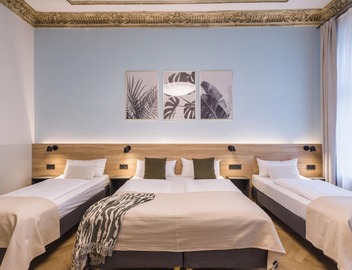 Newly designed 4 room apartment with balcony and modern equipment with 160 m² 3