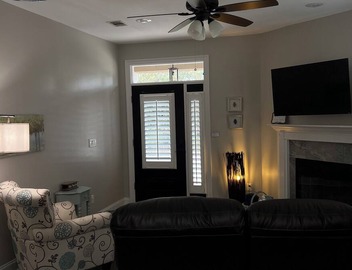 Adorable cottage located minutes from beaches, shopping, dining! 2