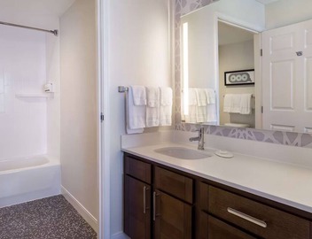 Explore the City! Studio Suite w/Free Breakfast, Free Shuttle, Full Kitchen! 2