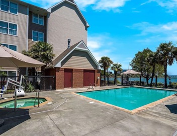 Explore the City! Studio Suite w/Free Breakfast, Free Shuttle, Full Kitchen! 5