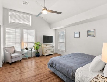 Elegant 2BR | Garden District | Historic Luxury 4