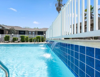 Great Rates! 1st floor, Family Friendly,Close to OWA & FoleySportsPlex!Book Now! 2