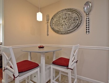 Comfort, charm, and convenience, close to Hershey, reserved off street parking 3