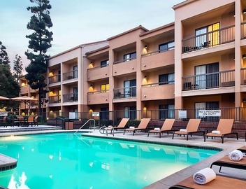 Discover Los Angeles Beauty! Free Airport Shuttle, Seasonal Pool, Pets Allowed! 2