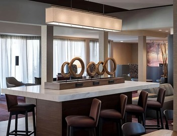 Discover Los Angeles Beauty! Free Airport Shuttle, Seasonal Pool, Pets Allowed! 5