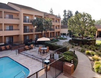 Discover Los Angeles Beauty! Free Airport Shuttle, Seasonal Pool, Pets Allowed! 4