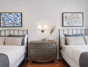 The 1300 | Designer 6-bedroom, Close to Parades 4