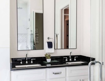 The 1300 | Designer 6-bedroom, Close to Parades 2