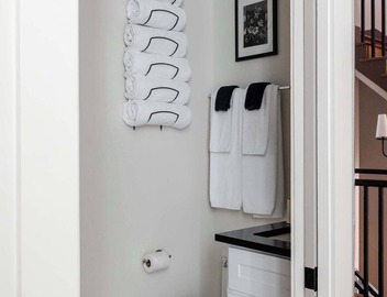 The 1300 | Designer 6-bedroom, Close to Parades 5