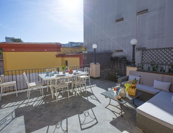 AMORE RENTALS - Apartment Terrazza Tasso with Private Garden, External Private Hot Tub in Piazza Tasso 2