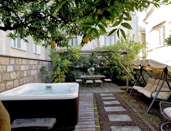 AMORE RENTALS - Apartment Terrazza Tasso with Private Garden, External Private Hot Tub in Piazza Tasso 3